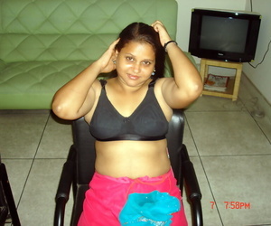 Fat Indian woman uncovers..